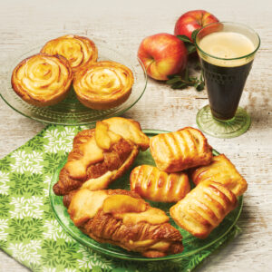 Pâtisseries sur une assiette avec une boisson-Pastries on a plate with a drink